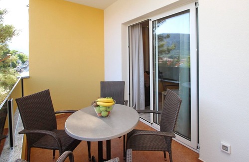 Baska Apartment | Ideal Oceanfront Apartment for 4 with Balcony in Cubranic