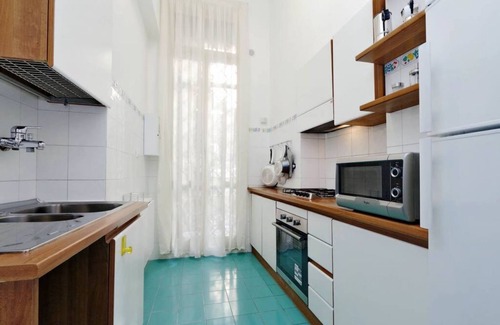 Rione III Colonna Apartment | Cozy Apartment for 4 Near Piazza di Spagna with Spa & Kitchen