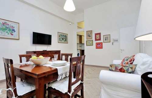 Rione III Colonna Apartment | Cozy Apartment for 4 Near Piazza di Spagna with Spa & Kitchen