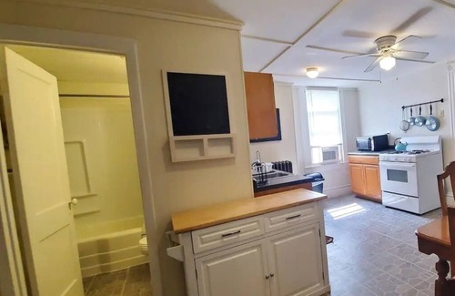 Lemay Apartment | Cozy Apartment Ideal for Traveling Nurses with Breakfast