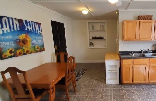Lemay Apartment | Cozy Apartment Ideal for Traveling Nurses with Breakfast
