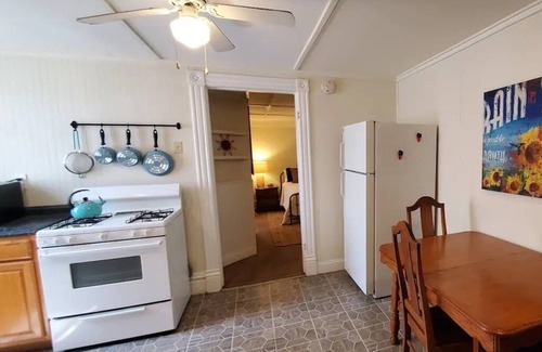Lemay Apartment | Cozy Apartment Ideal for Traveling Nurses with Breakfast
