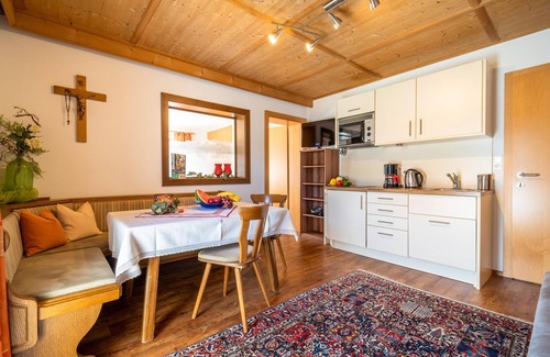 Hoarberg Apartment | Serene Apartment Retreat with Breakfast in Quiet Area