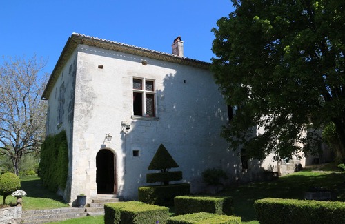 Allemans Apartment | Elegant Apartment in a 16th Century Mansion with Ocean View