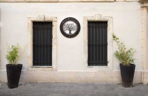 Arles City Centre Apartment | Historic Apartment with Kitchen & Breakfast, Rated 9.6/10