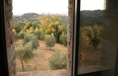 Monte Vibiano Vecchio House | Idyllic Apartment in Montelagello with Pool and Garden