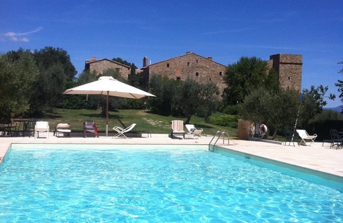 Monte Vibiano Vecchio House | Idyllic Apartment in Montelagello with Pool and Garden