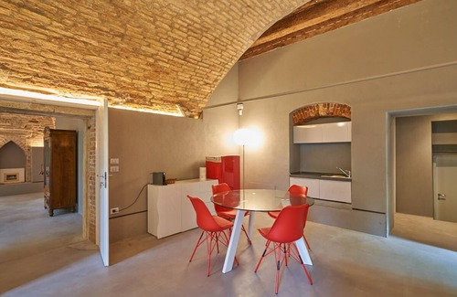 Dorsoduro Apartment | Prime Apartment in Venice with Spa and Hot Tub Amenities