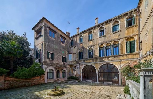 Dorsoduro Apartment | Prime Apartment in Venice with Spa and Hot Tub Amenities