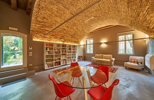 Dorsoduro Apartment | Prime Apartment in Venice with Spa and Hot Tub Amenities