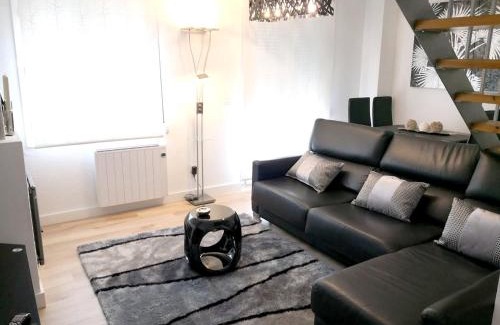 Mogro Apartment | Beachside 2-Bedroom Apartment at Mogro with Sea View Jacuzzi