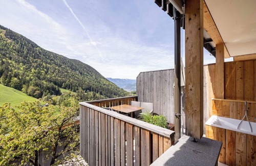 Collepietra Apartment | Inviting Apartment “Sonnleiten Sonne Mond u Sterne” with Views