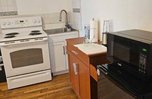 Ampere Apartment | Charming apartment with AC in East Orange - Perfect for a getawaynn