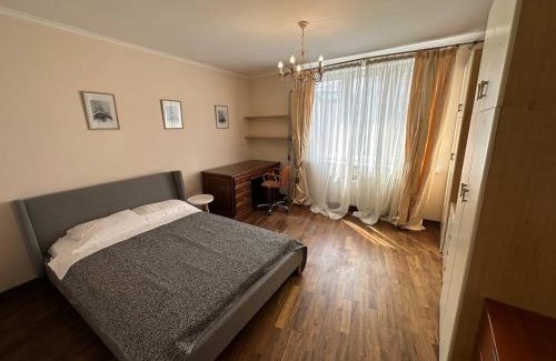 Pozniaky Apartment | 2-Bedroom Apartment Near Waterfront - Guest Rated 10/10