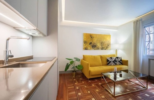 Goya Apartment | Stylish Apartment with Spa and Kitchen in Goya