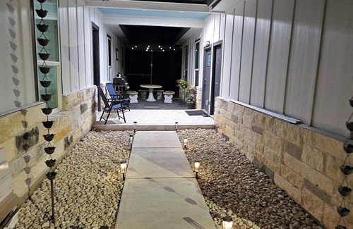 Elgin Apartment | Charming apartment with WiFi and AC in soothing Elgin