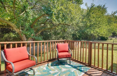 Fayetteville House | Delightful Arkansas Retreat with Deck, Steps from Downtown