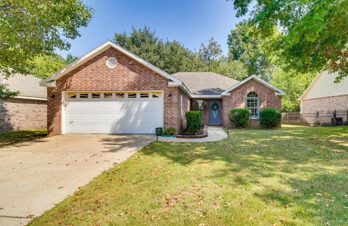 Fayetteville House | Delightful Arkansas Retreat with Deck, Steps from Downtown