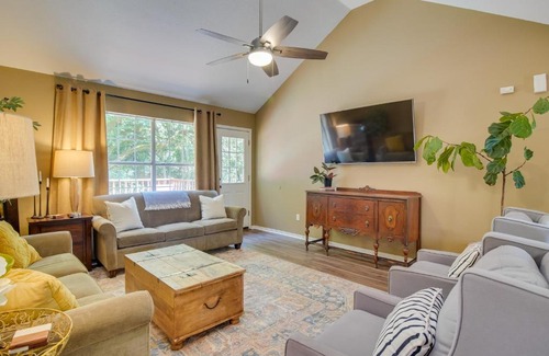 Fayetteville House | Delightful Arkansas Retreat with Deck, Steps from Downtown