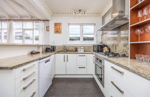 Mount Eden House | Elegant Art-Deco 3 Bedroom Bungalow Near City Fringe