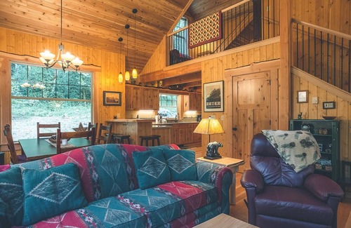 Welches Cabin | Secluded Cedar Springs Cabin with Hot Tub & Spa Amenities