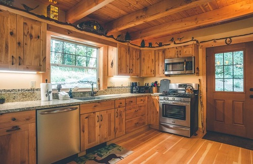 Welches Cabin | Secluded Cedar Springs Cabin with Hot Tub & Spa Amenities