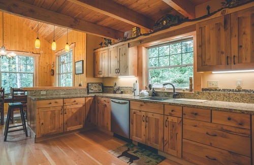 Welches Cabin | Secluded Cedar Springs Cabin with Hot Tub & Spa Amenities