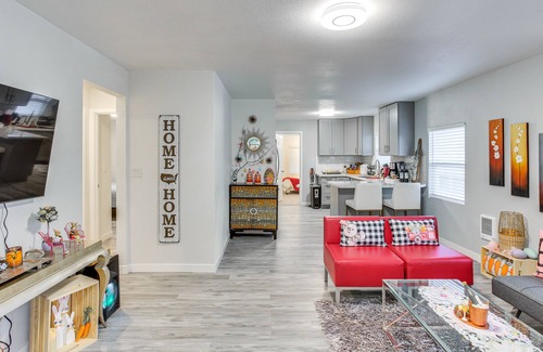 Auburn House | Exquisite Auburn Retreat: 10/10 Rated with Spa & Breakfast!
