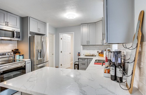 Auburn House | Exquisite Auburn Retreat: 10/10 Rated with Spa & Breakfast!