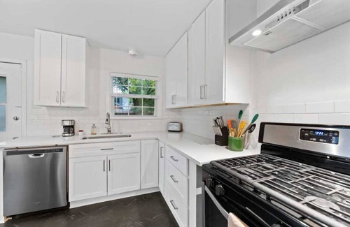 South Manchaca House | Pet-Friendly Austin Home with Spacious Backyard & Breakfast