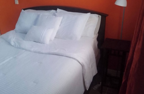 Yeoman Wood Bed & Breakfast | Charming B&B with WiFi and AC in Enchanting Freeport