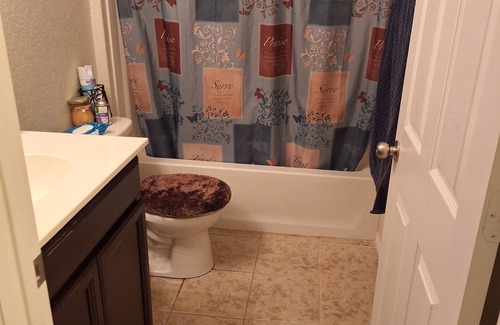 San Antonio Bed & Breakfast | Charming B&B with WiFi and flower garden at entrance view in Enchanting Converse