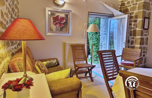 Niort-la-Fontaine Bed & Breakfast | Cozy Studio Flat in Lassay-les-Châteaux for Two
