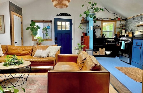 Govalle Cottage | Charming Back House . Free Bikes . Tesla Charger