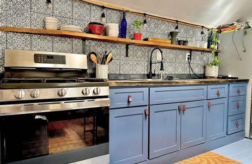 Govalle Cottage | Charming Back House . Free Bikes . Tesla Charger
