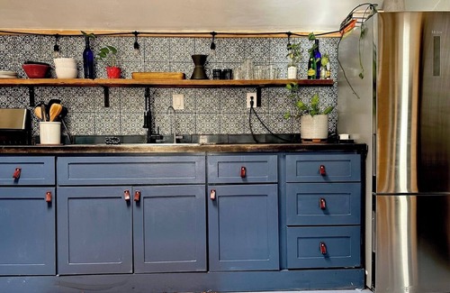 Govalle Cottage | Charming Back House . Free Bikes . Tesla Charger