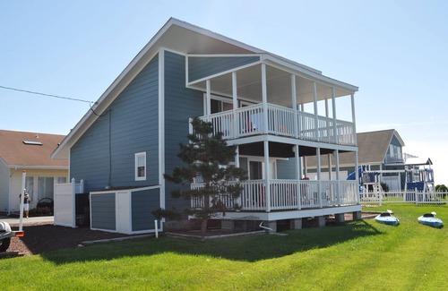 Keen-Wik On the Bay House | Pet Friendly Fenwick Bayfront Cottage with Ocean Views