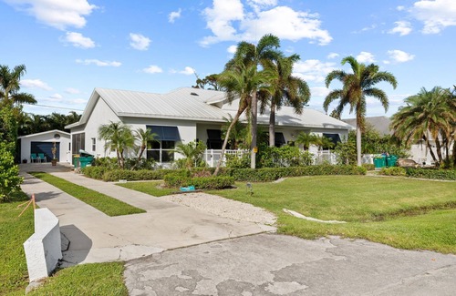Naples Park House | Charming Beach Bungalow