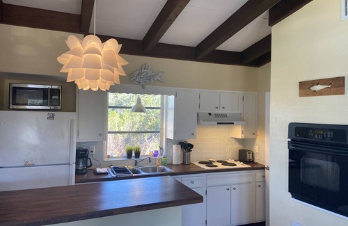Bonita Shores Cottage | Cozy Beach Cottage Near Ocean, Shops & Dining - Guest Rated 9/10