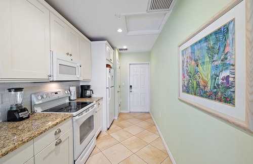 Longboat Key Apartment | Prime Beachfront Studio with Spa and Ocean Views