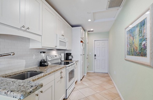 Longboat Key Apartment | Prime Beachfront Studio with Spa and Ocean Views
