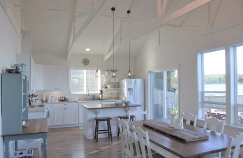 Ferndale House | Idyllic Beachfront Retreat at Sandy Point - 10/10 Rated