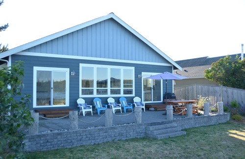 Ferndale House | Idyllic Beachfront Retreat at Sandy Point - 10/10 Rated