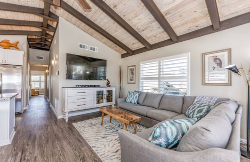 Jamaica Beach House | Cozy Beach House with Ocean View, Grills & Kayaks!