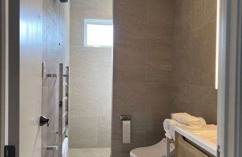Redvale Bed & Breakfast | Charming bed & breakfast in lovely Auckland with WiFi, AC