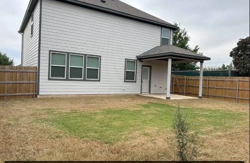 Austin House | Charming bedroom house in amazing Austin. Located next to the Tesla Gigafactory.