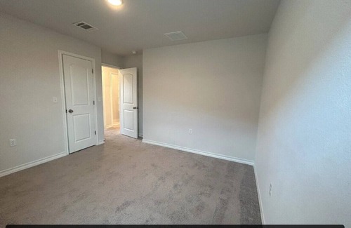 Austin House | Charming bedroom house in amazing Austin. Located next to the Tesla Gigafactory.