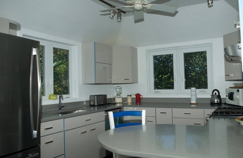 Southampton House | Inviting Bermuda Cottage - Steps from the Beach with Pool