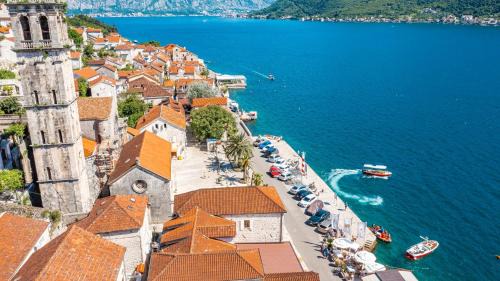 Perast House | Enchanting Bohemian House with Ocean View in Perast