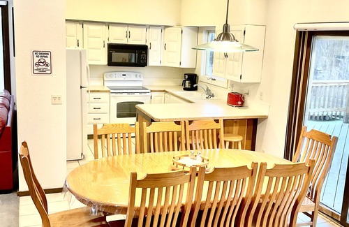 Scenic Foothills House | Family-Friendly Home with Spa & Breakfast - Rated 10/10!